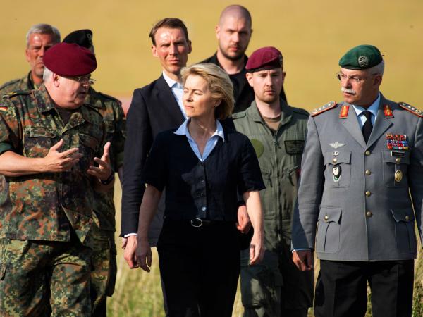 Exministra de Defensa de Alemania es interrogada por caso de corrupción